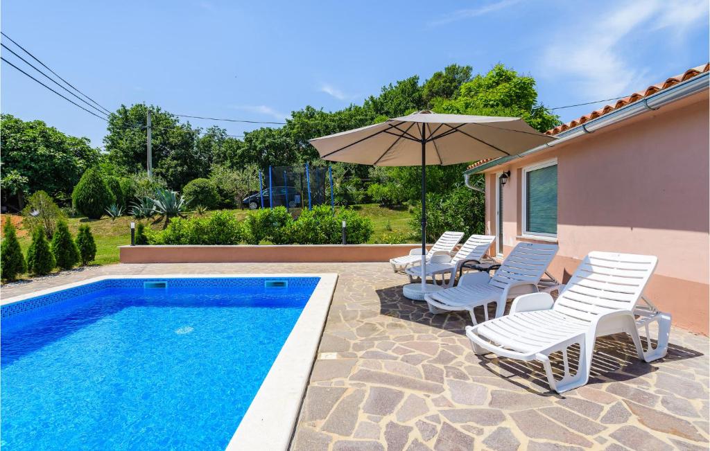 Basen w obiekcie Amazing Apartment In Podpican With Wifi lub w pobliżu
