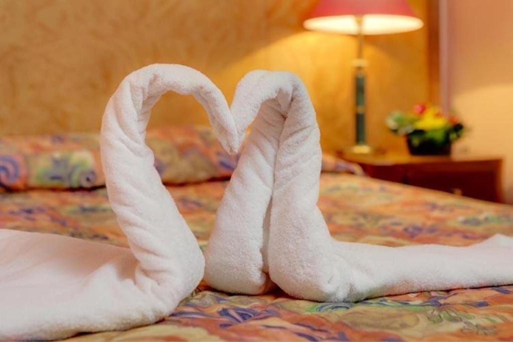 Postel nebo postele na pokoji v ubytování Hôtel Aletti Palace