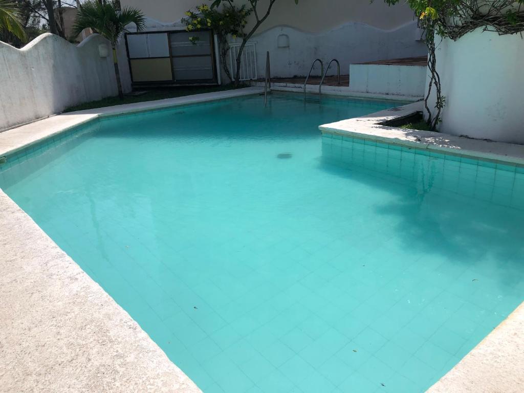 a swimming pool with blue water at NUEVO Depto vista al mar. in Boca del Río