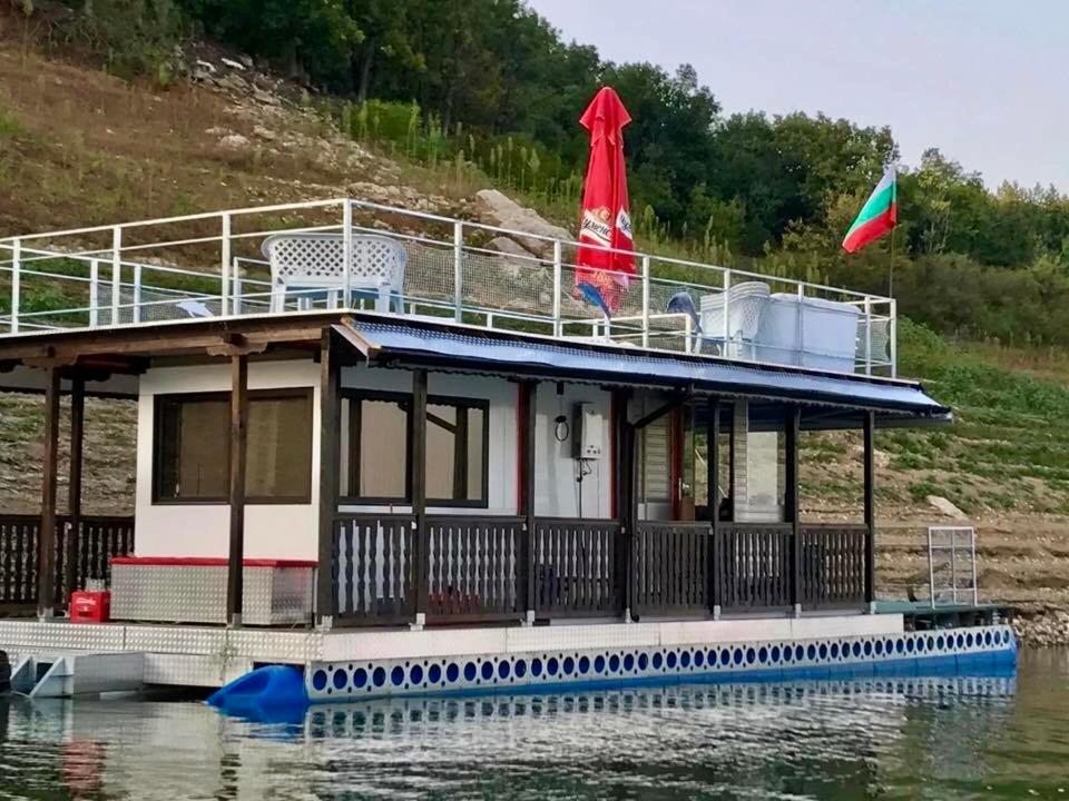 Плаваща къща язовир Жребчево