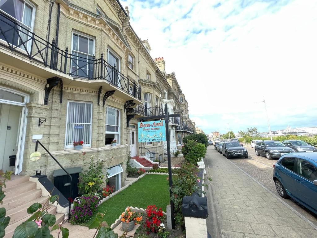 een straat met auto's geparkeerd voor een gebouw bij Bon-Ami in Lowestoft