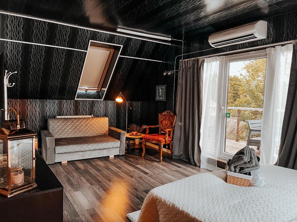 1 Schlafzimmer mit 2 Betten und einem Fenster in der Unterkunft Near the lake apartment with hot tub and sauna in Tõrva