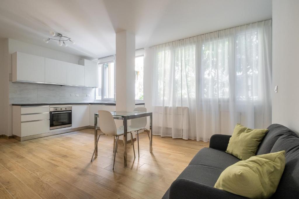 uma sala de estar com um sofá e uma mesa em Bologna Suite Centre City em Bolonha