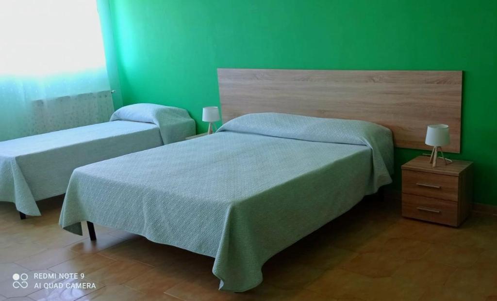 twee bedden in een kamer met groene muren bij Attiko 25 Residence - B&B - Alloggi Temporanei Isernia in Isernia