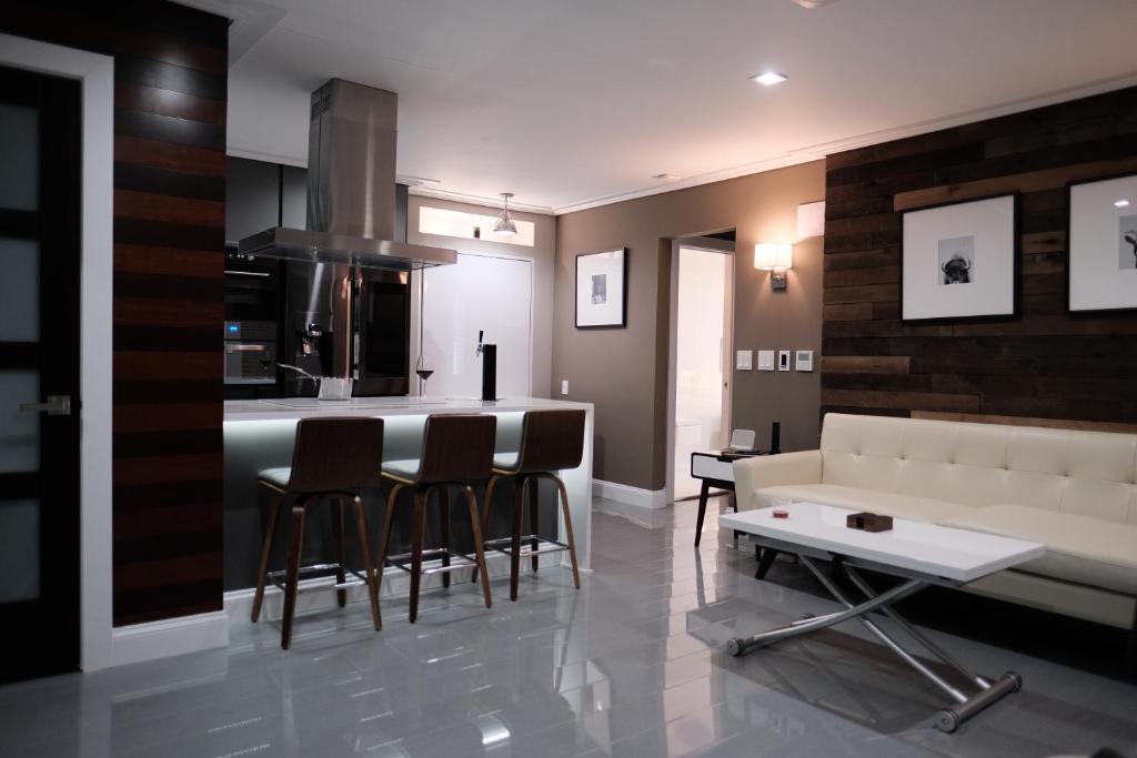 Stunning exec spa retreat w/panoramic lake views! - Appartement Met één Slaapkamer