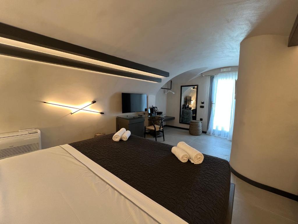 Postel nebo postele na pokoji v ubytování ArmonOia Suites