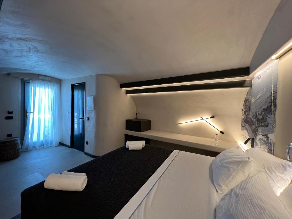 Postel nebo postele na pokoji v ubytování ArmonOia Suites