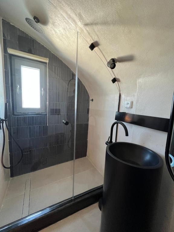 Koupelna v ubytování ArmonOia Suites