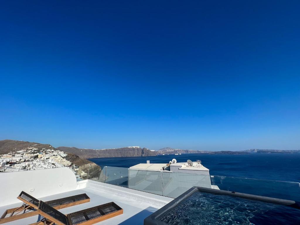 Vom Balkon eines Hauses genießen Sie Meerblick. in der Unterkunft ArmonOia Suites in Oia