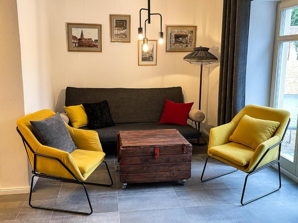 a living room with a couch and two chairs at stilvolle, zentrale Ferienwohnung Bocksbruecke mit Parkplatz in Salzwedel