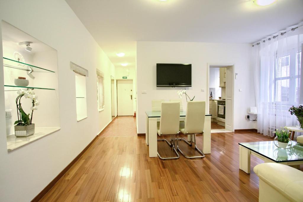 TV a/nebo společenská místnost v ubytování Old town Dubrovnik R&C apartment