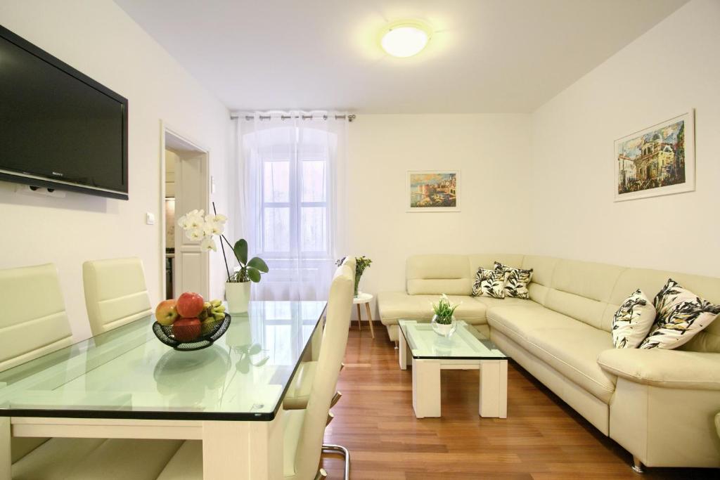 TV a/nebo společenská místnost v ubytování Old town Dubrovnik R&C apartment