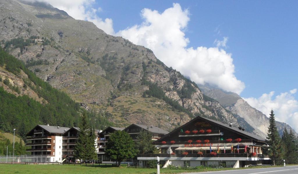 um edifício ao lado de uma montanha em Appartements Monte Rosa em Täsch