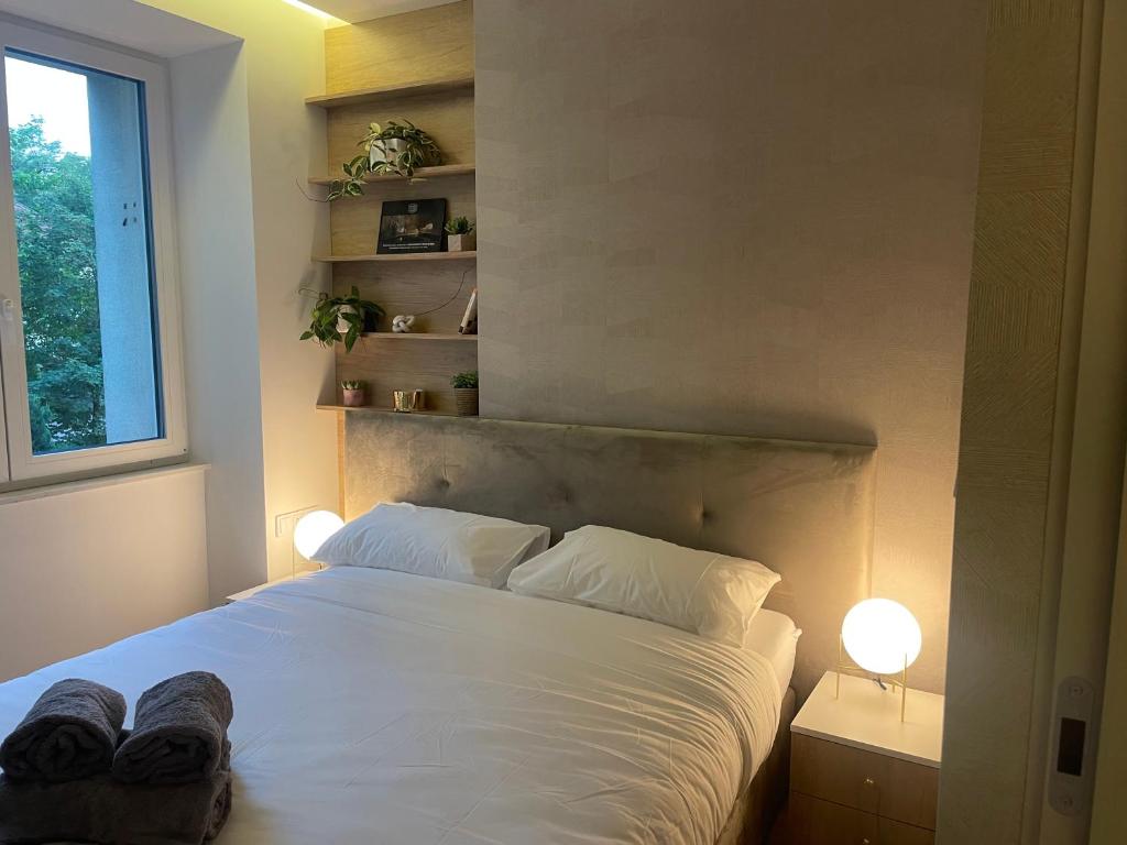 Posteľ alebo postele v izbe v ubytovaní CRYSTAL CAVE Apartment