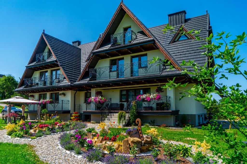 une maison avec un jardin en face dans l'établissement Suchowianka Ski&Relax, à Białka Tatrzańska