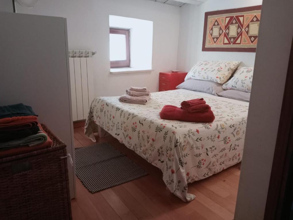 a bedroom with a bed with red towels on it at La casetta del Pastore in Sulmona
