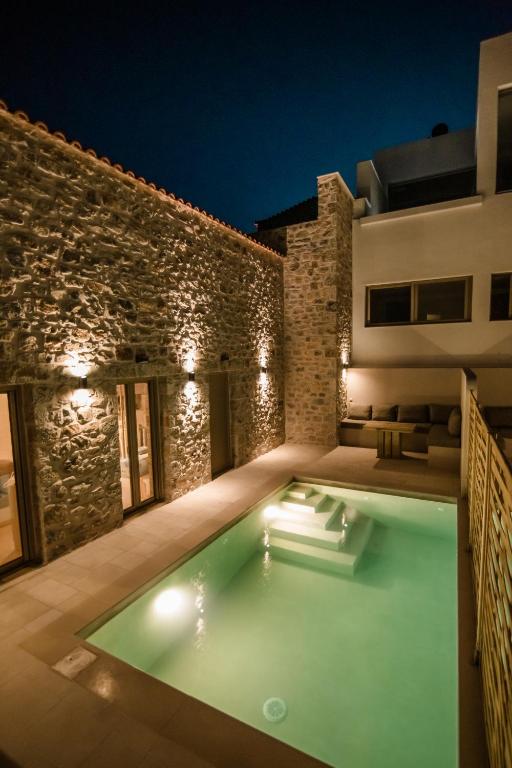 Bazén v ubytování Mani Luxury Suites and Studios in Gytheio with Private Pools nebo v jeho okolí