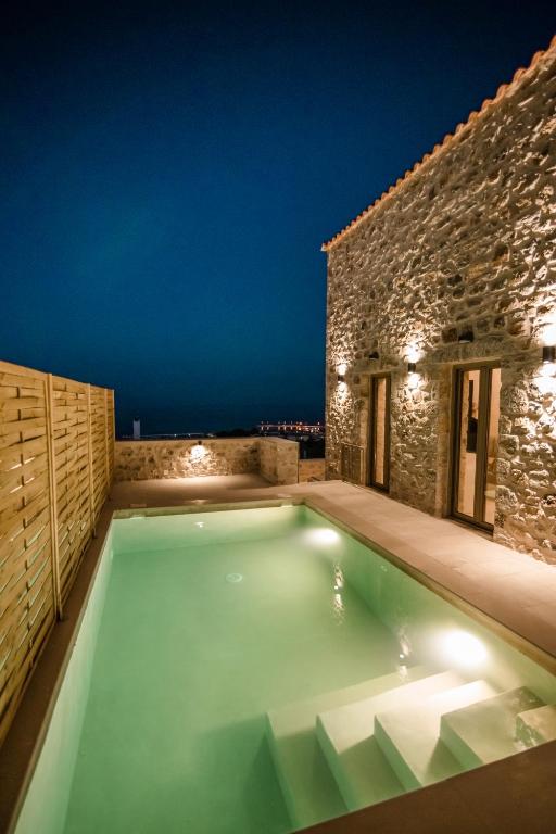 Bazén v ubytování Mani Luxury Suites and Studios in Gytheio with Private Pools nebo v jeho okolí