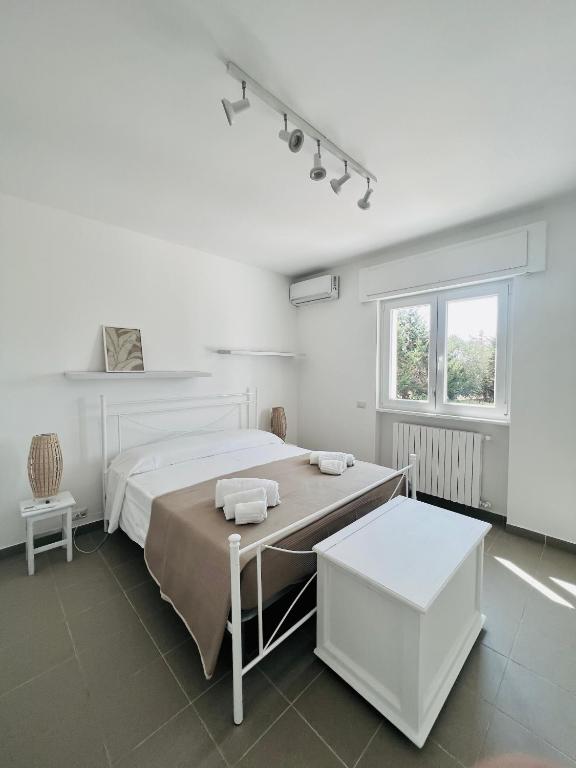biały pokój z łóżkiem i stołem w obiekcie Villa Bella Luna with Pool - Puglia Mia Apartments w mieście Monopoli