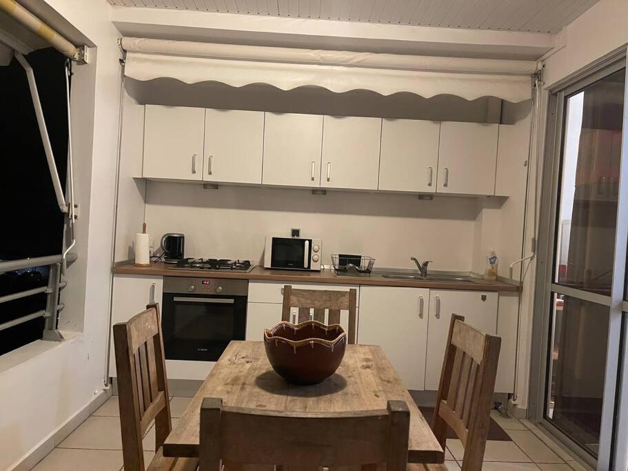 Kuchyň nebo kuchyňský kout v ubytování STUDIO HORIZON VUE MER