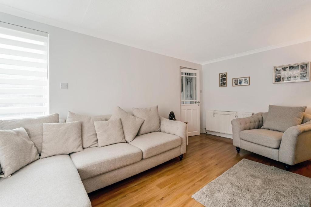 uma sala de estar com um sofá e uma cadeira em Centrally Situated 1 Bedroom House in Cumbernauld em Cumbernauld