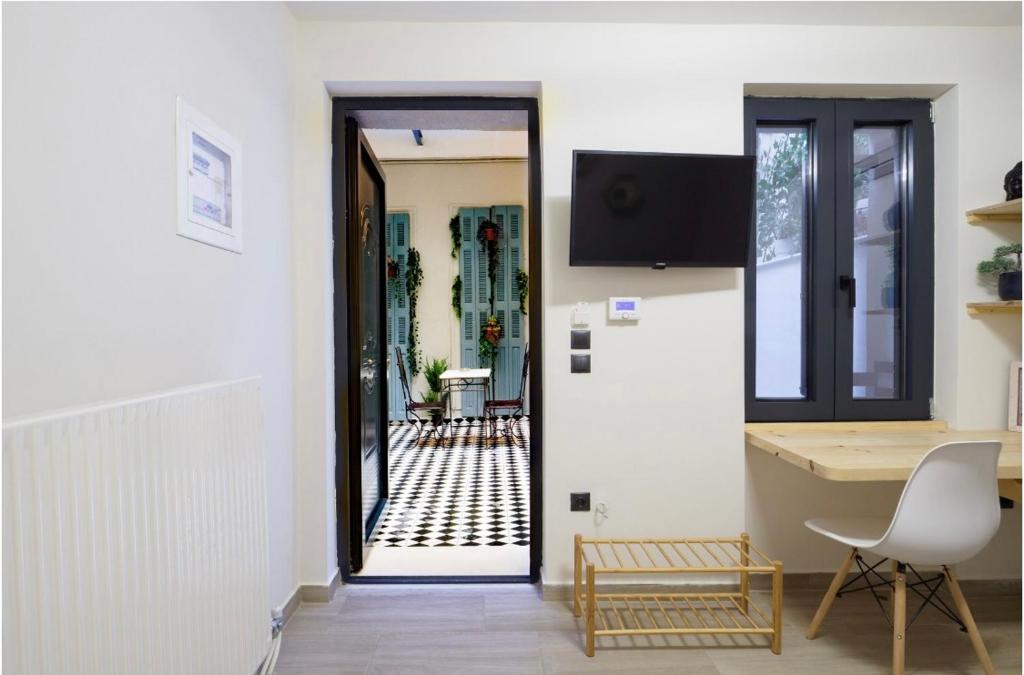 Televízia a/alebo spoločenská miestnosť v ubytovaní Athenian central Studio with Garden!