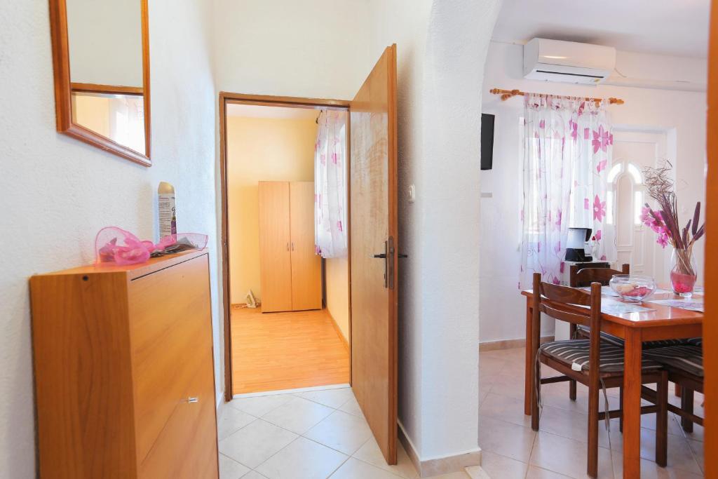 Fotografia z galérie ubytovania Apartments by the sea Slatine, Ciovo - 4871 v Trogiri