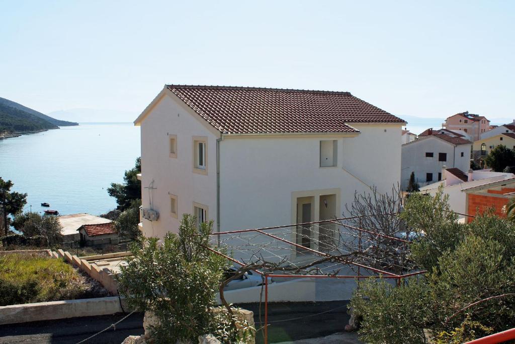 Casa blanca con balcón junto al agua en Apartments by the sea Businci, Ciovo - 4863, en Trogir
