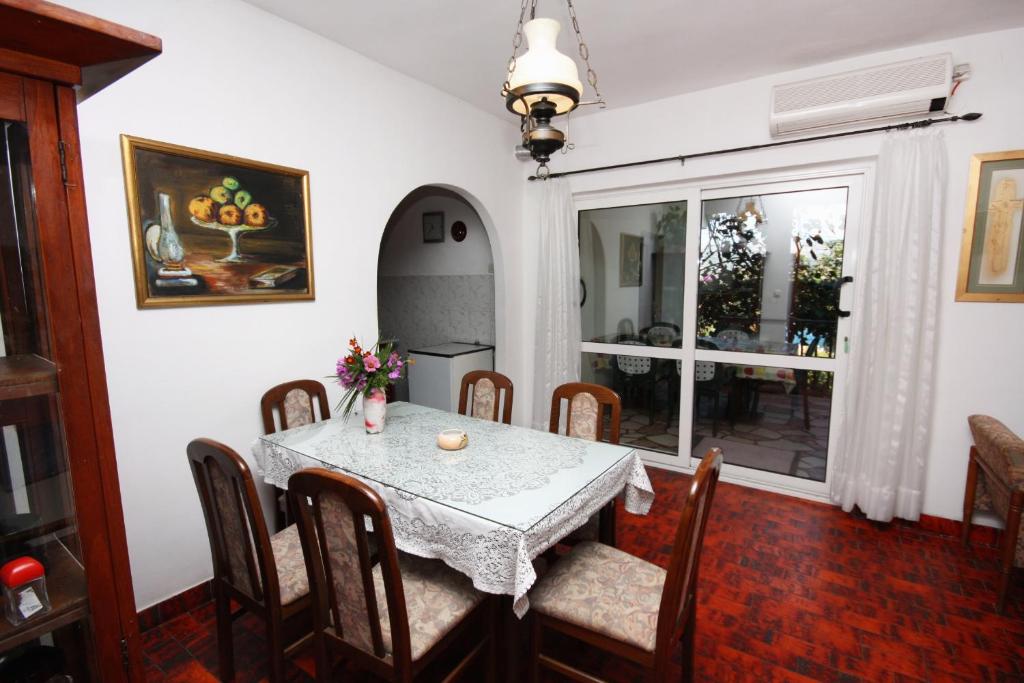 Fotografie z fotogalerie ubytování Family friendly seaside apartments Arbanija, Ciovo - 5220 v Trogiru