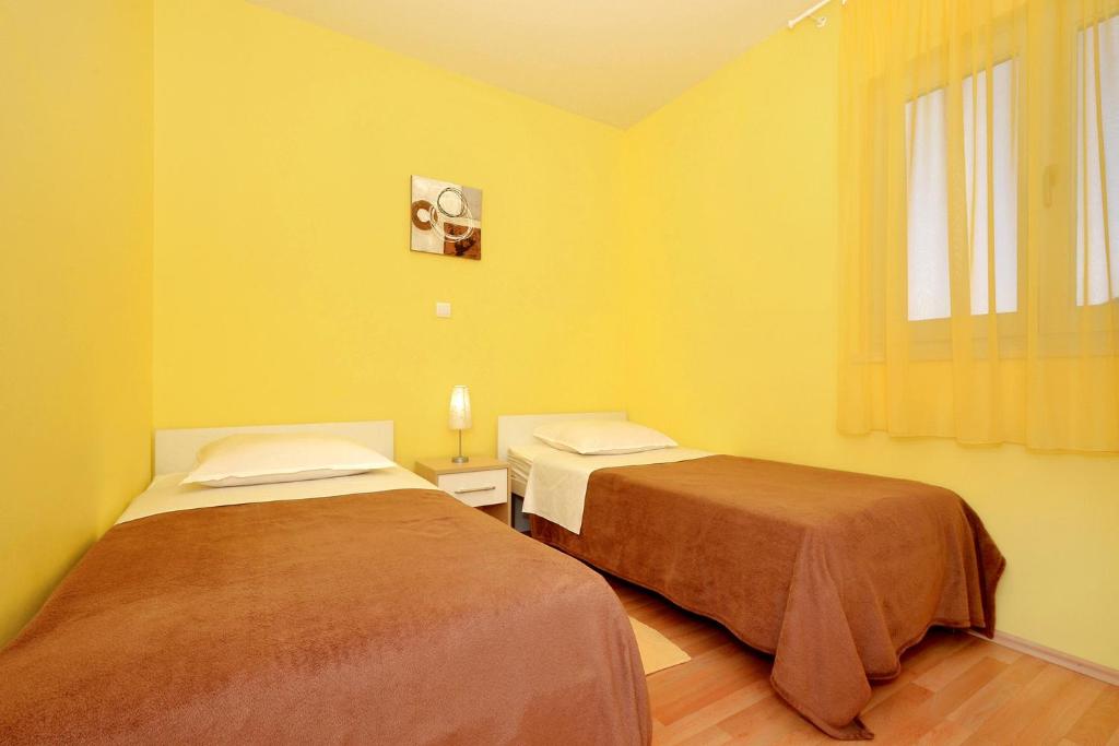 Posteľ alebo postele v izbe v ubytovaní Apartments with parking spaces Slatine, Ciovo - 5158