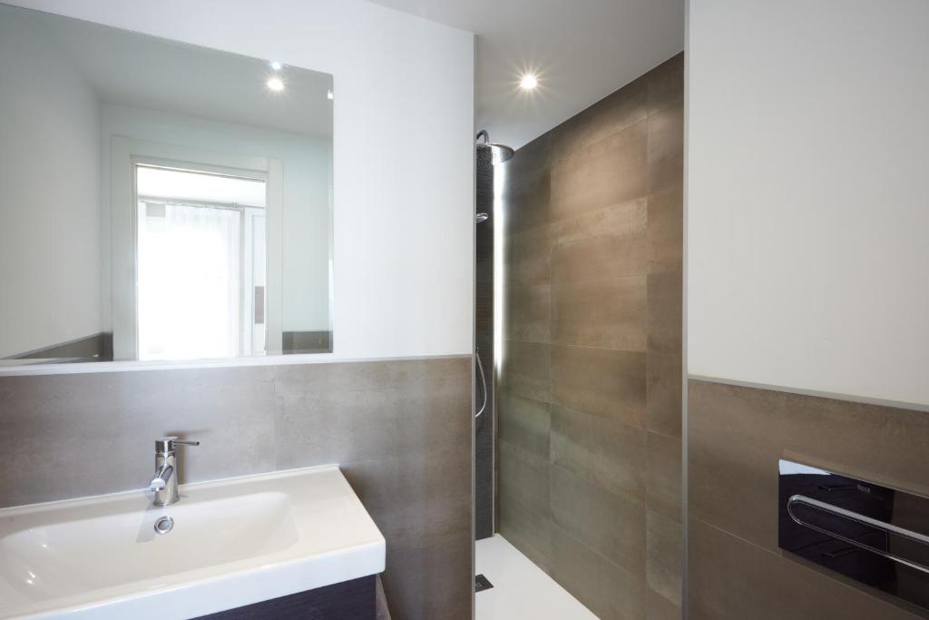 Koupelna v ubytování Bright & Modern 2 Bedroom Apartment 300m to the Beach - Marbella