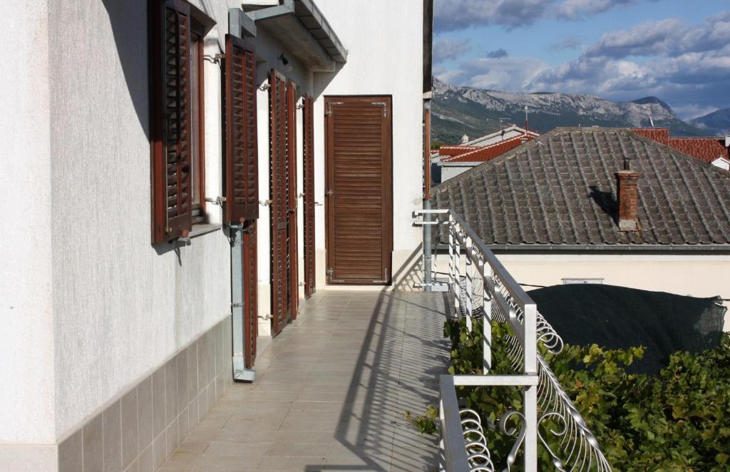 Balc&oacute; o terrassa a Apartments with a parking space Kastel Stafilic, Kastela - 5219