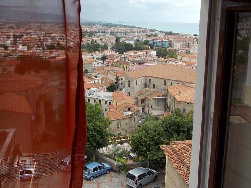 uma vista da cidade a partir de uma janela em Scalea Historic Center Apartments em Scalea