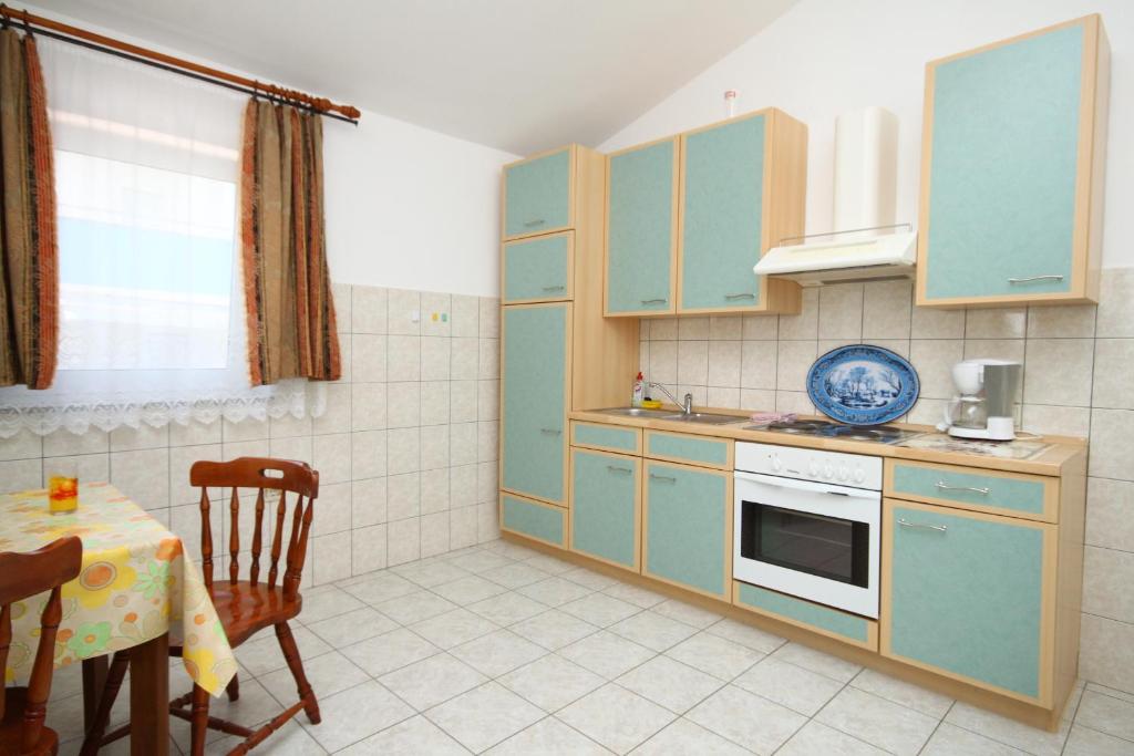 Kuchyň nebo kuchyňský kout v ubytování Apartments by the sea Seline, Paklenica - 6531