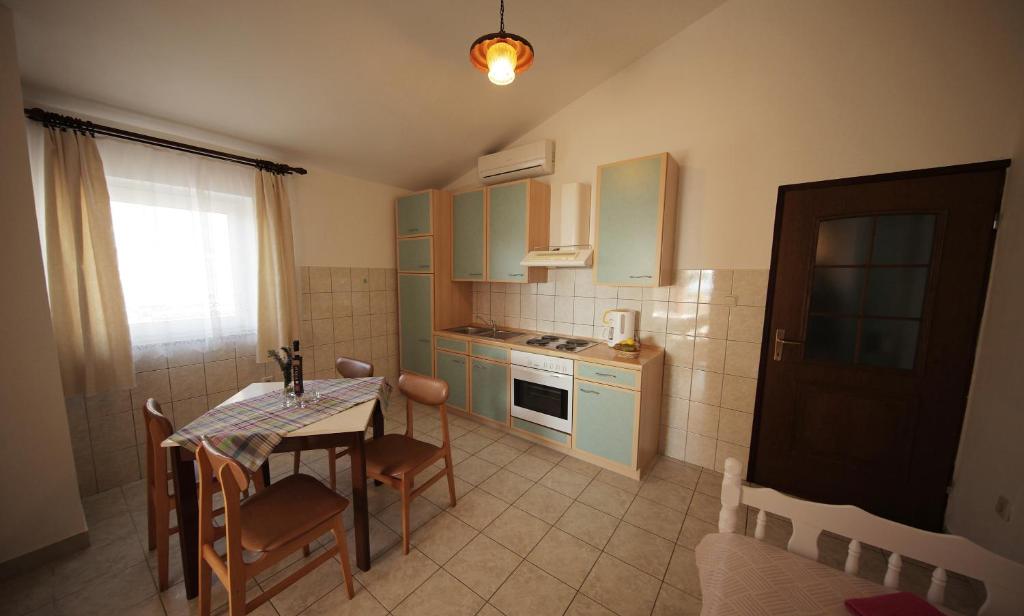 Kuchyň nebo kuchyňský kout v ubytování Apartments by the sea Seline, Paklenica - 6531