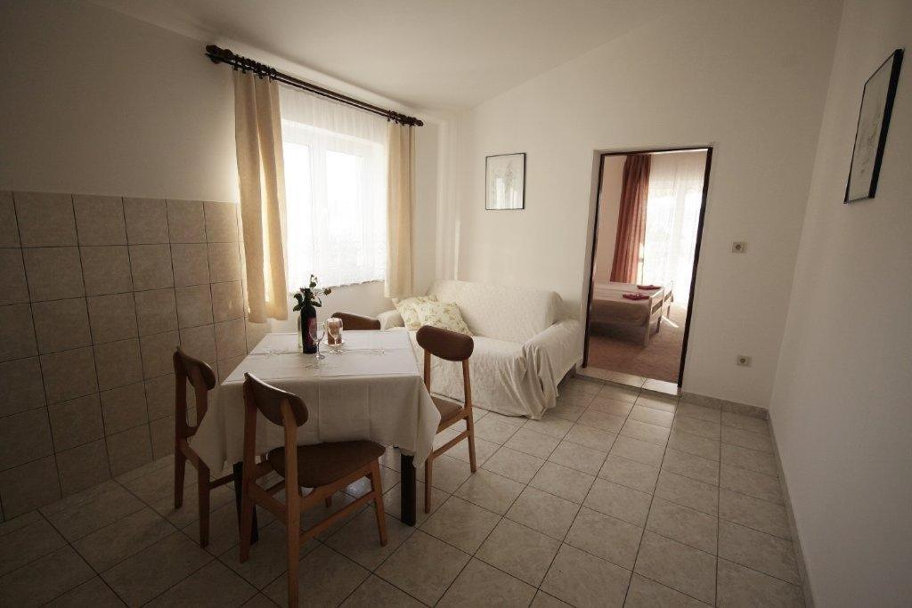 Postel nebo postele na pokoji v ubytování Apartments by the sea Seline, Paklenica - 6531
