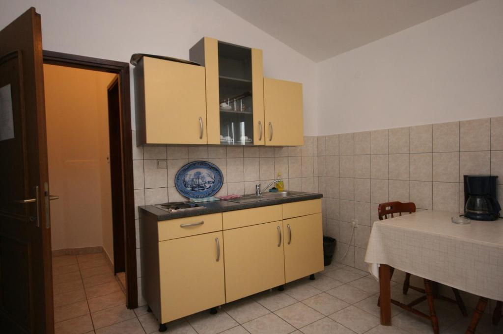 Kuchyň nebo kuchyňský kout v ubytování Apartments by the sea Seline, Paklenica - 6531