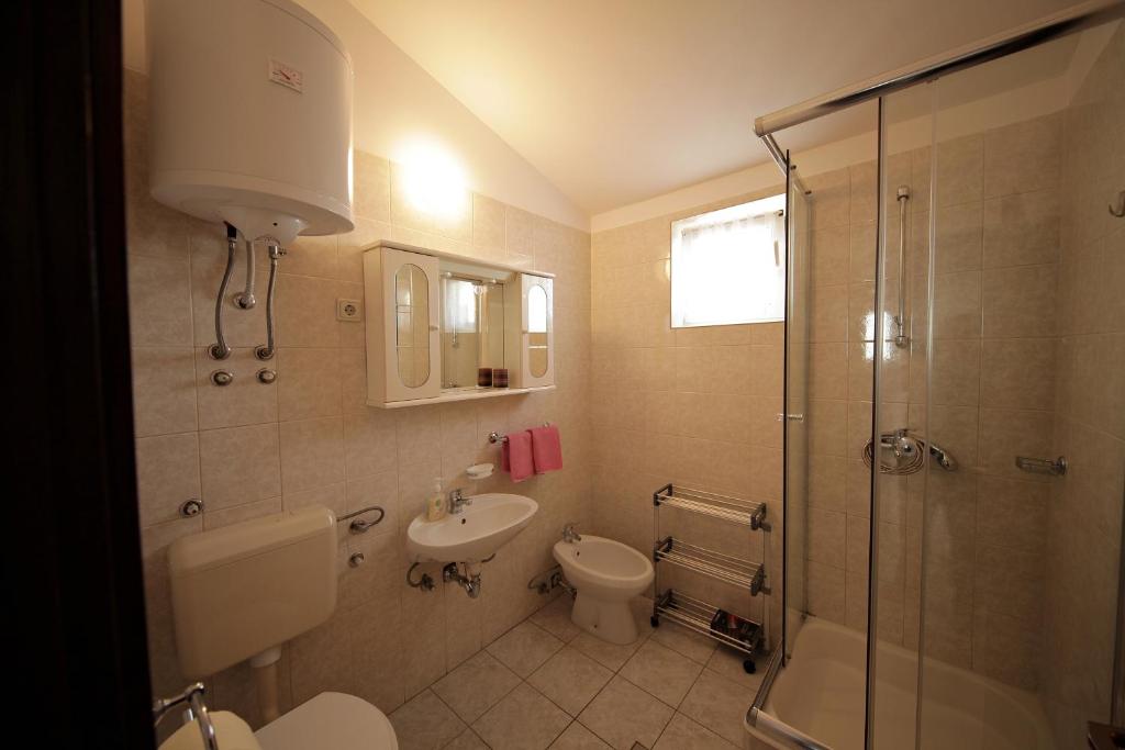 Koupelna v ubytování Apartments by the sea Seline, Paklenica - 6531
