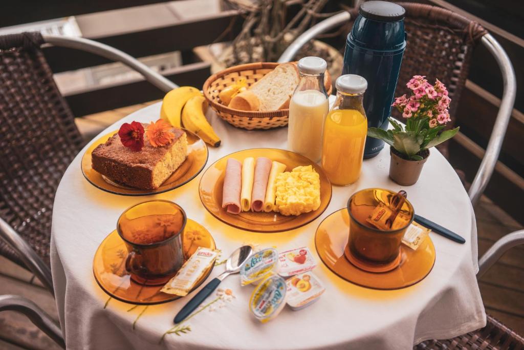 einen Tisch mit Frühstückszutaten und Kaffee darauf in der Unterkunft Água Marinha de Bombas - Bombinhas in Bombinhas