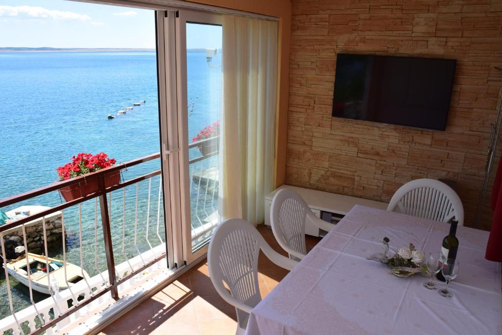 Fotografia z galérie ubytovania Apartments by the sea Ladjin Porat, Paklenica - 6631 v destinácii Starigrad-Paklenica