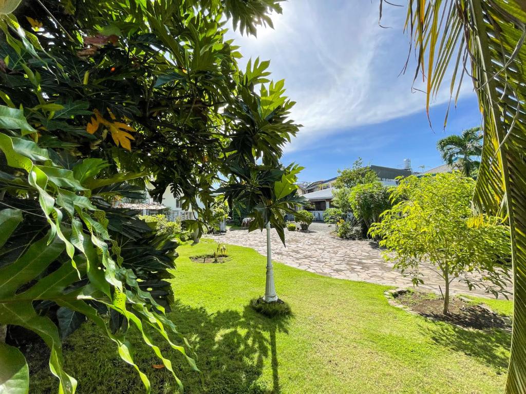 Κήπος έξω από το Lapu-Lapu Cottages & Restaurant