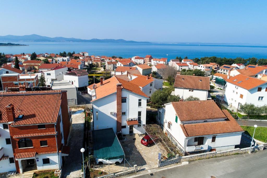 eine Luftansicht einer Stadt mit Häusern und Wasser in der Unterkunft Apartments with a parking space Zadar - Diklo, Zadar - 6453 in Diklo