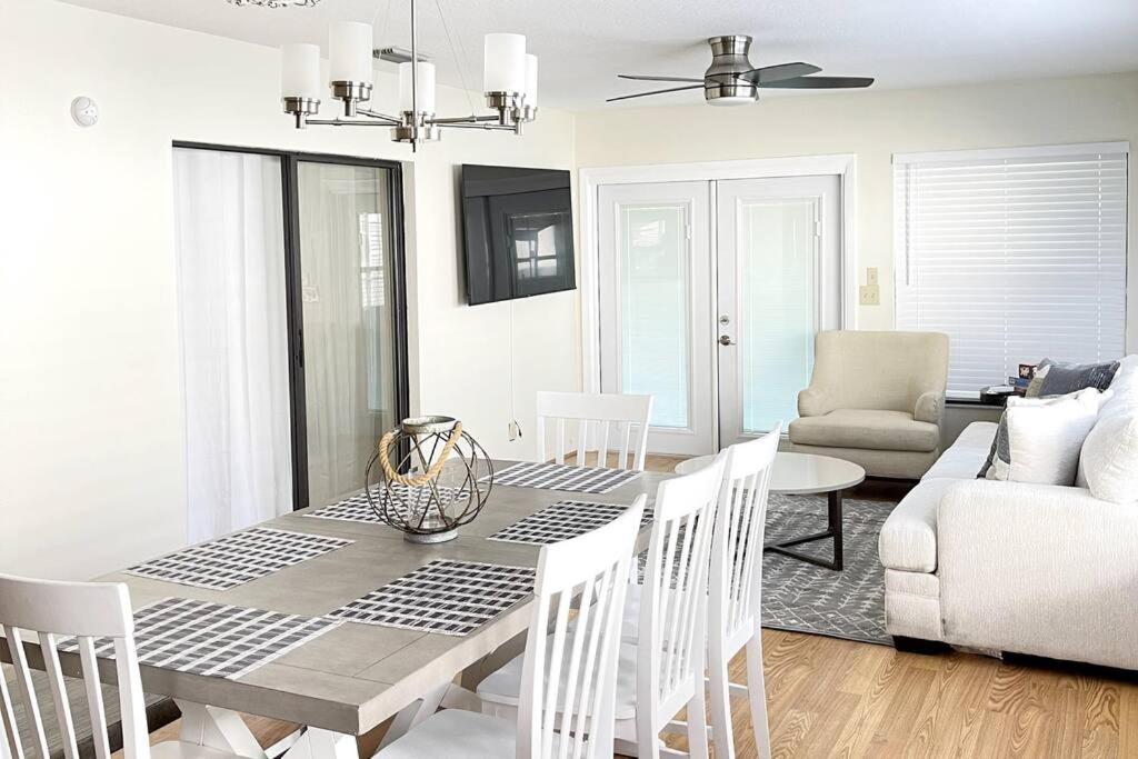 einen Esstisch und Stühle im Wohnzimmer in der Unterkunft Delightful 3 Bdrm Home, Mins to Clearwater Beach in Clearwater