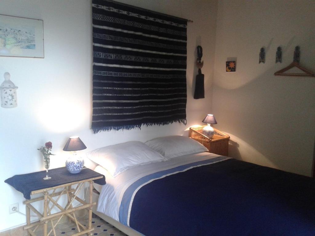 Una cama o camas en una habitación de Dar Rehla