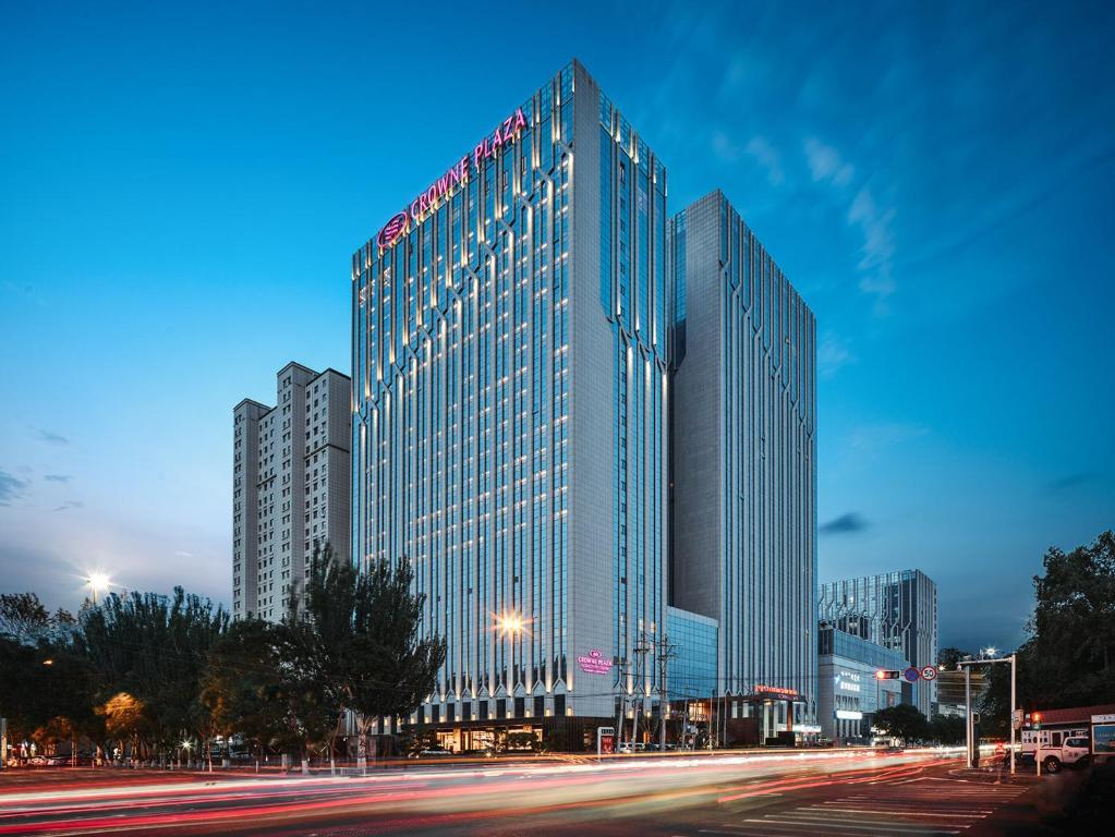 een hoog gebouw met veel ramen aan een stadsstraat bij Crowne Plaza Hohhot City Center in Hohhot