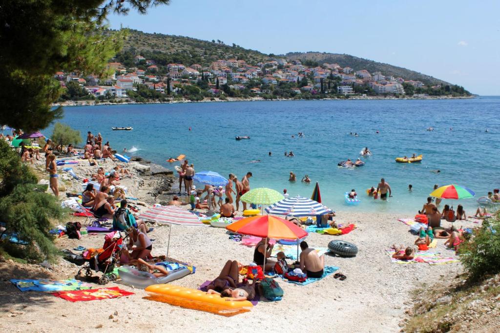 Fotografia z galérie ubytovania Apartments by the sea Mavarstica, Ciovo - 11102 v Trogiri