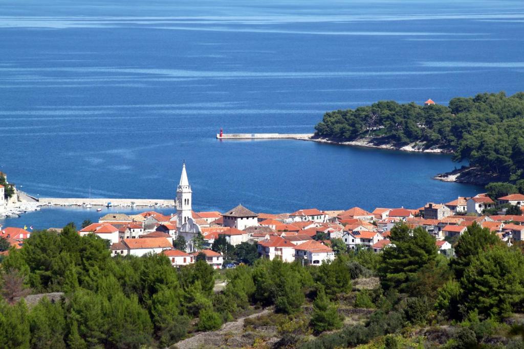 Zdjęcie z galerii obiektu Apartments by the sea Jelsa, Hvar - 12052 w mieście Jelsa