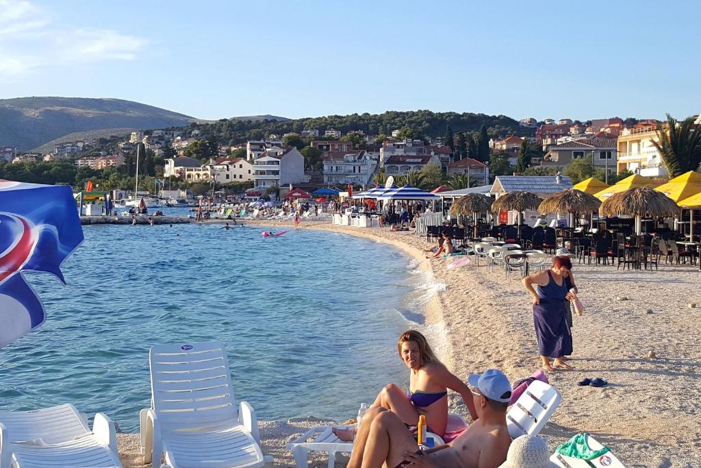 Fotografia z galérie ubytovania Family friendly apartments with a swimming pool Okrug Gornji, Ciovo - 10401 v Trogiri