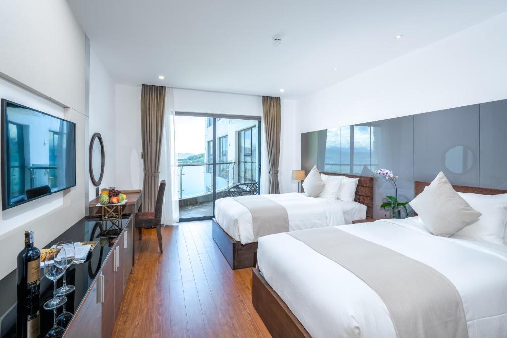 Phòng Deluxe 2 Giường Đơn Có Ban Công Nhìn Ra Vịnh