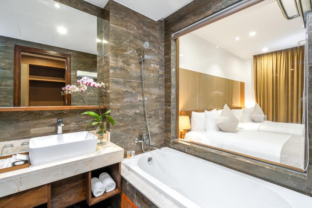 Postel nebo postele na pokoji v ubytování Alan Sea Hotel Danang